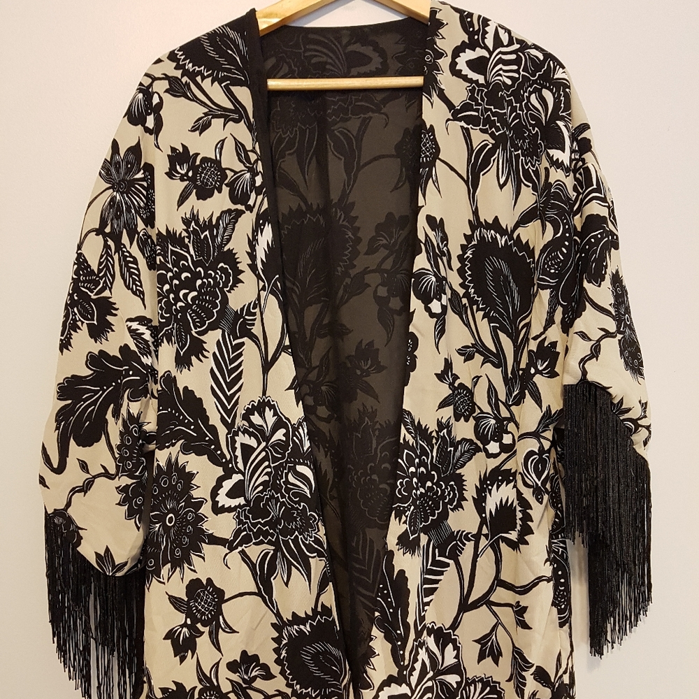 NWOT Cream/black fringed kimono jacket. Size M (size 8-12) Festival vibes!